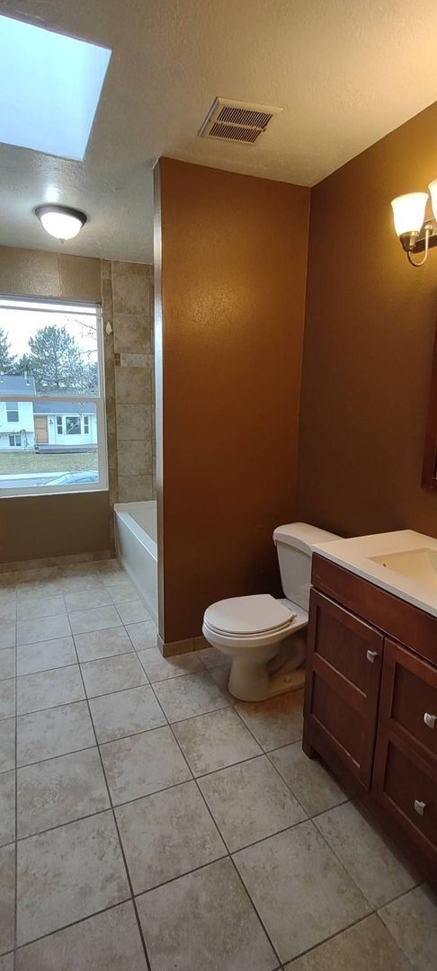 Building Photo - Great location Quaint Orem Home w 2 car garage!