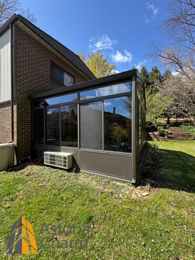 Building Photo - Spacious 5 Bedroom 3 Bath + Den Single Family Detached Home