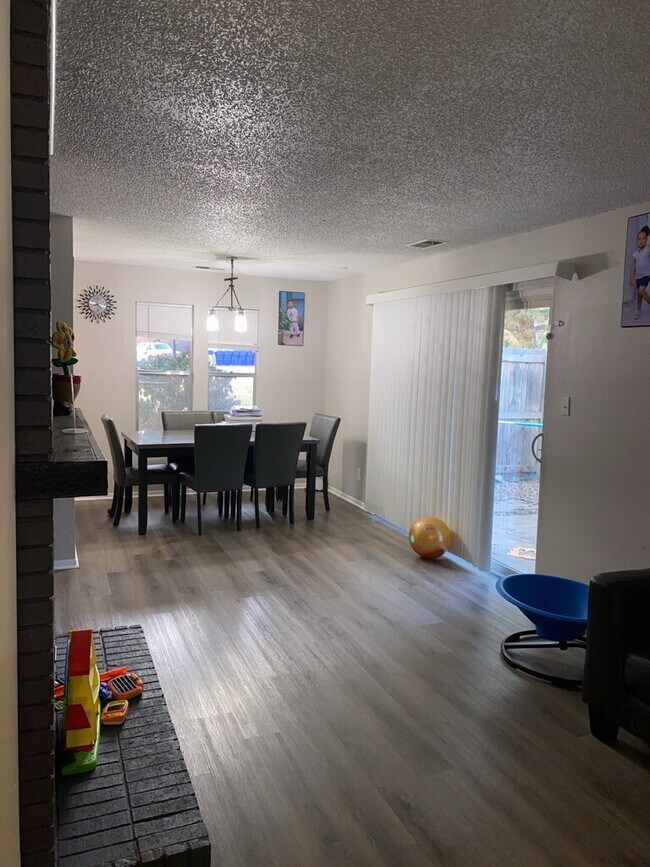 Building Photo - "Charming 3-Bed Gem with 2 Bathrooms in Greenwood Village – Your Cozy 1199 Sq Ft Retreat!"
