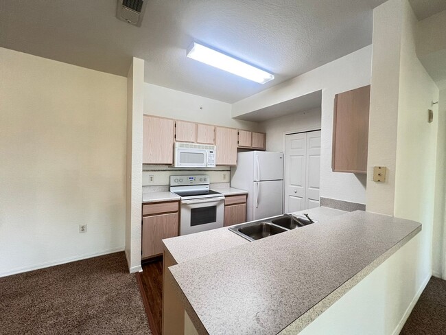 Building Photo - Awesome apartment at Cypress fairway!
