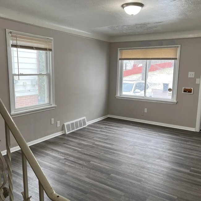 Building Photo - 4304 E 164th St