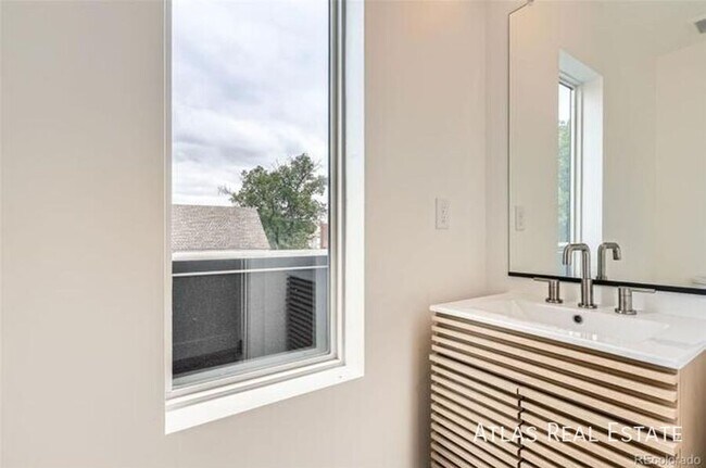 Building Photo - 115 W 2nd Ave