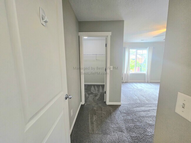 Building Photo - 17923 SW Niks Dr