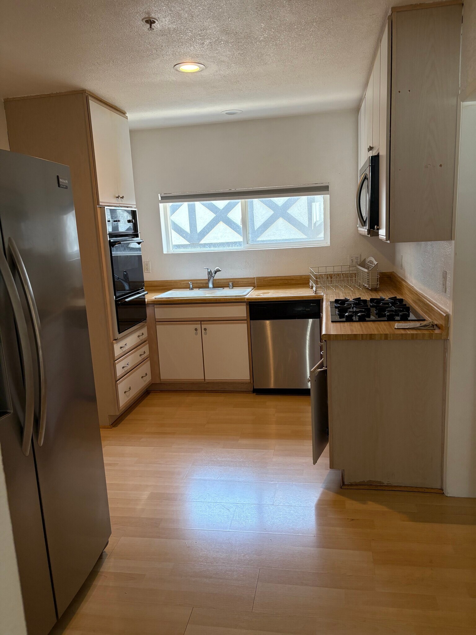 Kitchen - 517 N Irena Ave