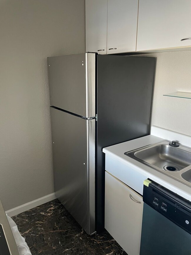 Building Photo - San Francisco furnished, High-floor studio...