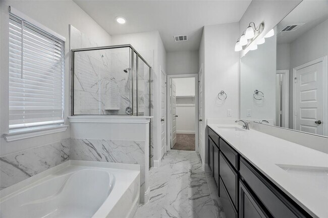 Building Photo - 2037 Almassera Dr