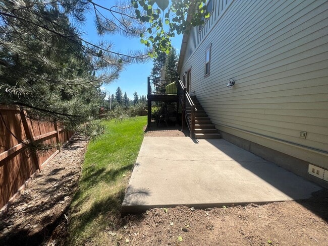 Building Photo - Landscape Maintenance Included! Spacious 3 Bed/2.5 Bath Home in SW Bend - Elder Ridge Street