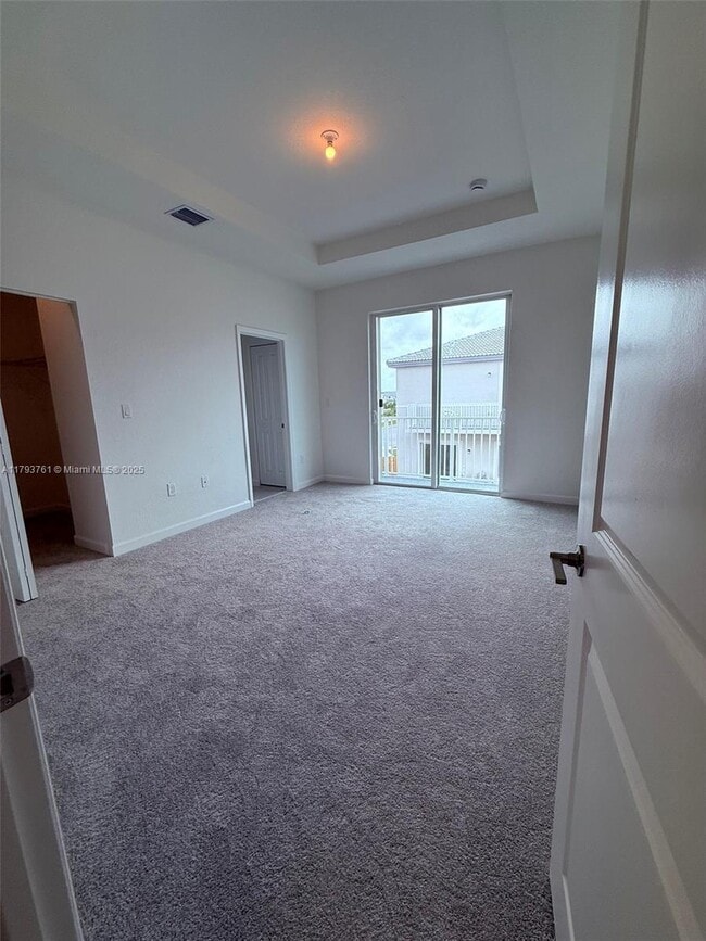 Building Photo - 692 SE 13th Ct