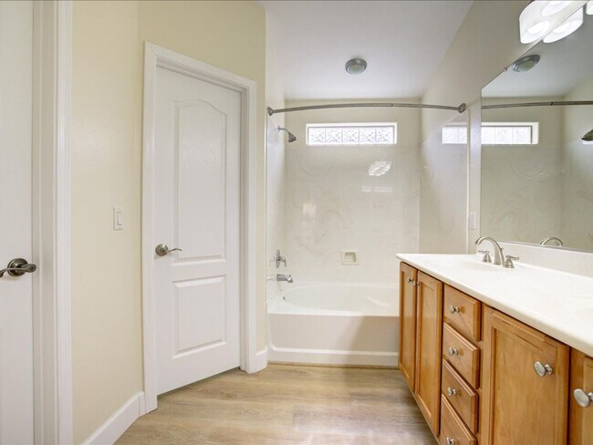 Building Photo - 3 Bedroom 2 Bathroom