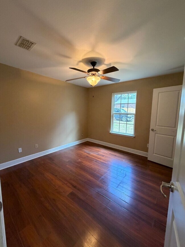 Building Photo - 3/2 home located just off N. Meridian and Available NOW.