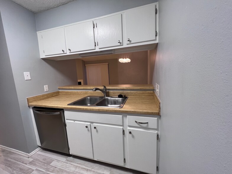 Building Photo - 7076 N Holiday Dr