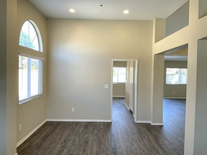 Building Photo - 903 N Forest Ave