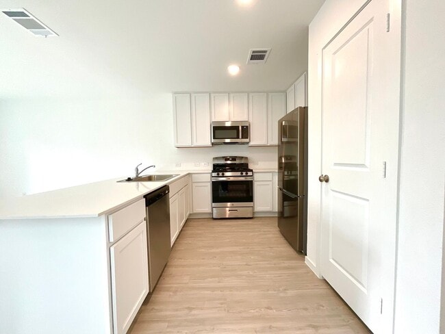 Building Photo - **APPLICATION RECEIVED** Modern 3-Bed, 2.5-Bath Home with Included Internet & Fenced Backyard in ...