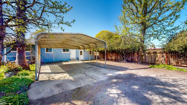 Building Photo - Gated and fully remodeled 1 bedroom 1 bath...