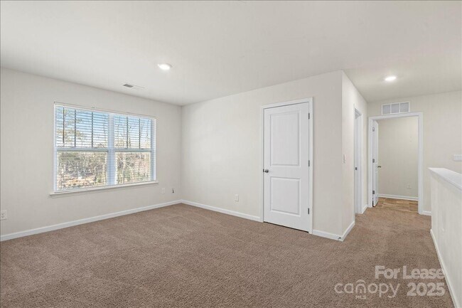 Building Photo - 221 Wildflower Dr