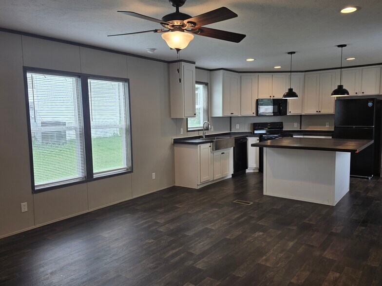 Building Photo - 4049 Trout Ln