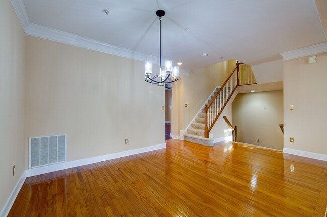 Building Photo - Luxury Townhome in the Heart of the Kentlands