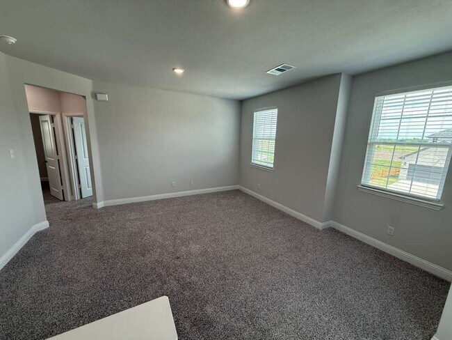 Building Photo - 517 Lana Dr