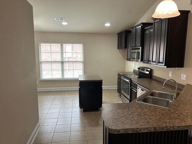 Building Photo - 3 Bed / 2 Bath Rental House in Hampton Cove