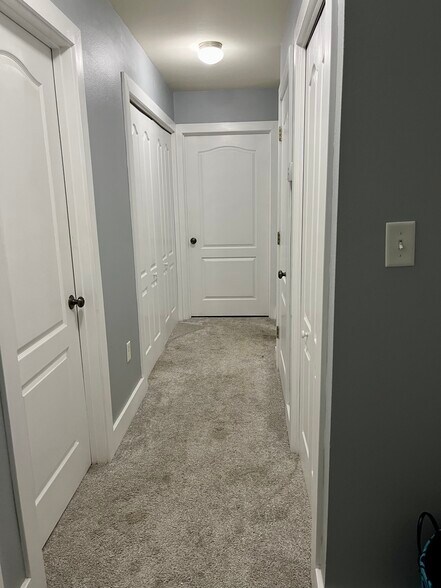 Building Photo - 423 Twin Lakes Ln