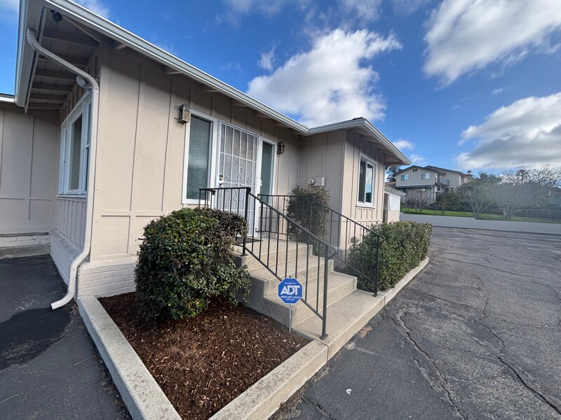 Building Photo - 626 Civic Center Dr