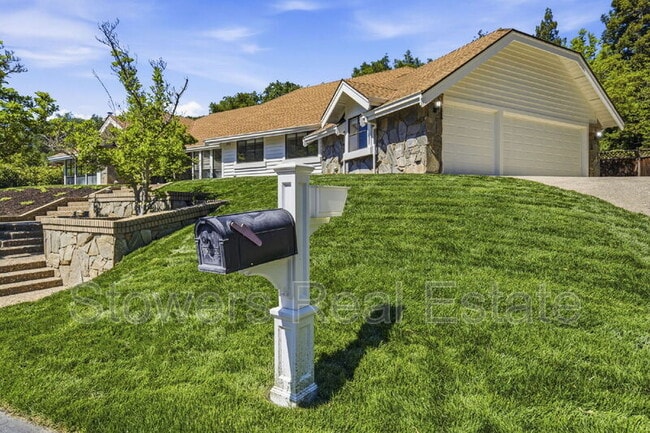 Building Photo - 618 Banister Ln