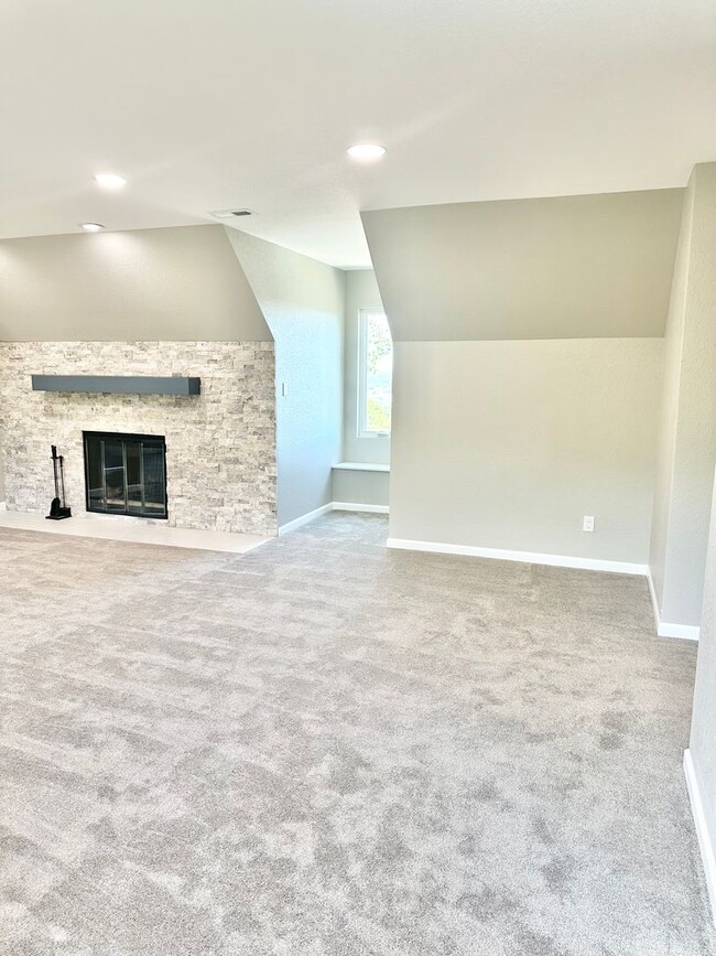 Building Photo - Move In Ready fully remodeled home for ren...