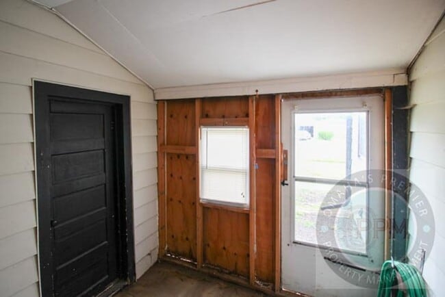 Building Photo - 2 Bed 1 Bath House Located In Council Bluf...