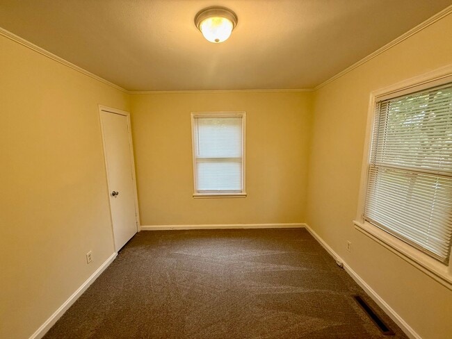 Building Photo - Two bedroom, 1 bath house in Burlington