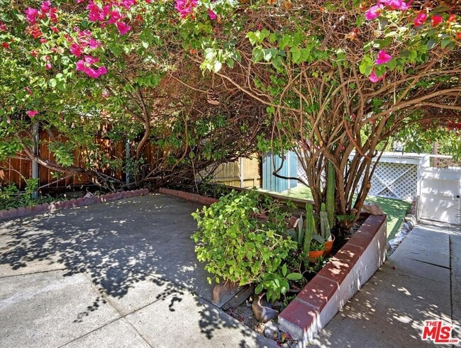 Building Photo - 2565 Glen Green St