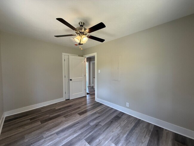 Building Photo - Newly Renovated 2 Bed/1 Bath Cottage