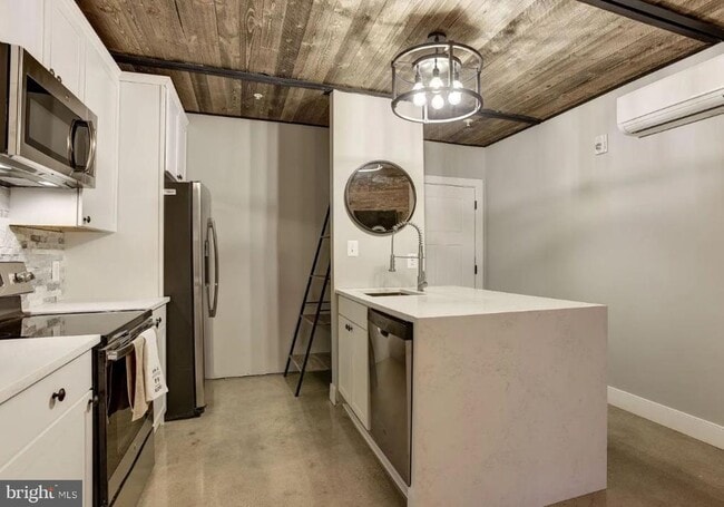 Primary Photo - 12 W Montgomery St