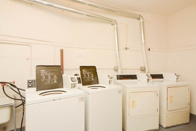 Building Photo - 2226 W Wilson Ave