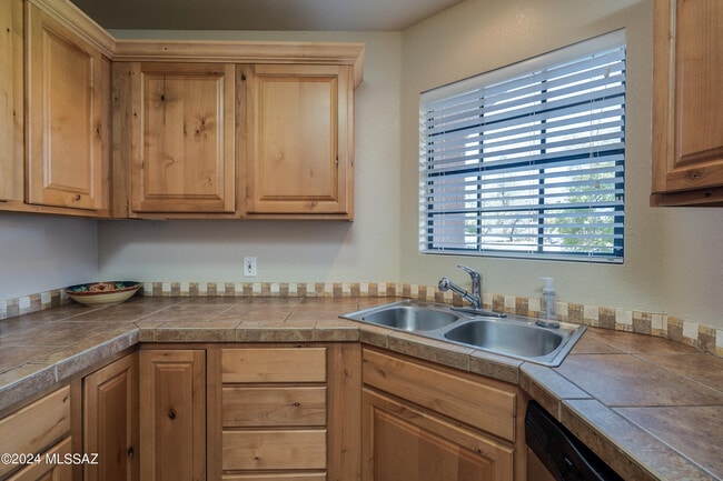 Building Photo - 6441 N Tierra De Las Catalinas