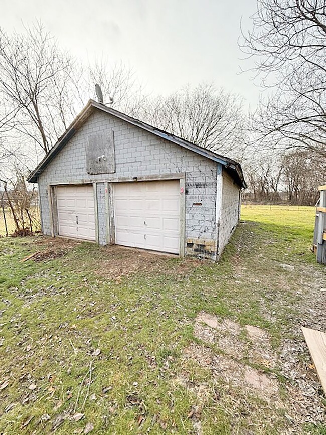 Building Photo - Nice 4 Bedroom 2 Bath Home w Office and Fi...