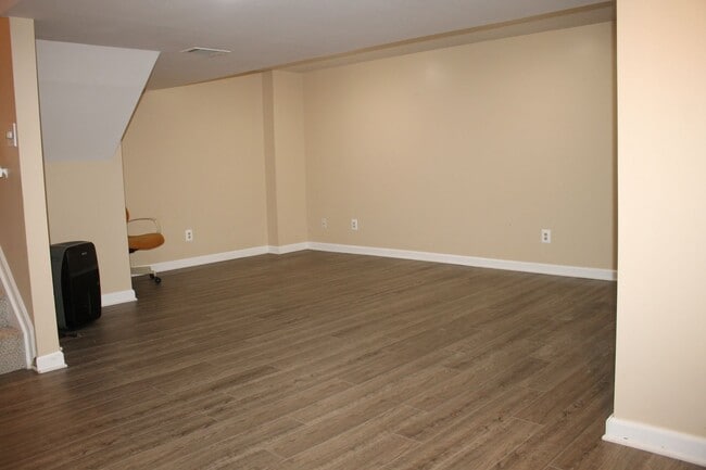 Building Photo - 3 Bedroom Townhouse in Stewartstown