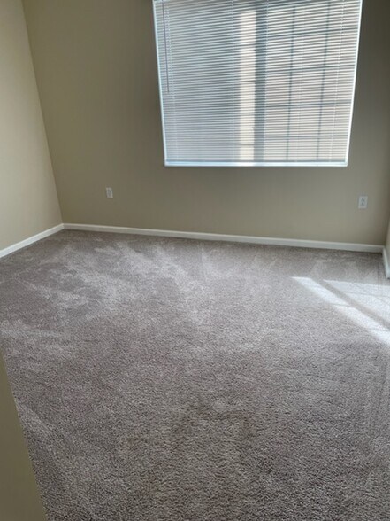 Building Photo - 850 Hidden Ridge Ct