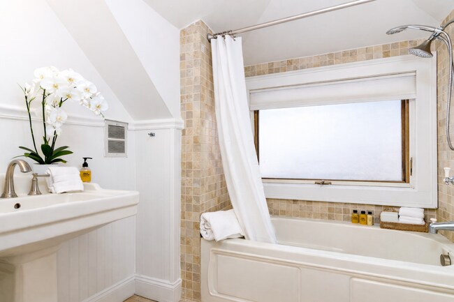 Building Photo - 671 Prospect St