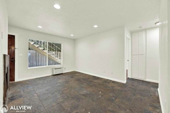 Building Photo - Golden Hill Gem: 2BR/1BA with Fireplace & ...
