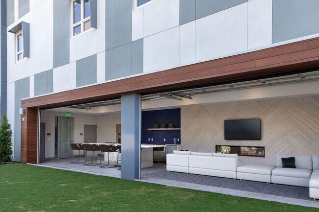 Building Photo - 398 Ortega Ave