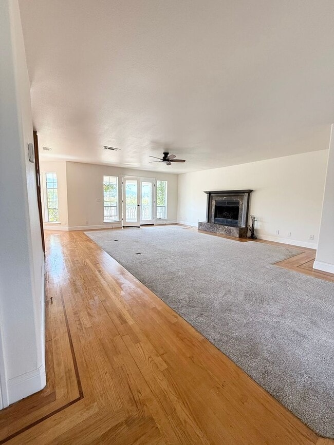 Building Photo - Pet Friendly! Walk to Downtown