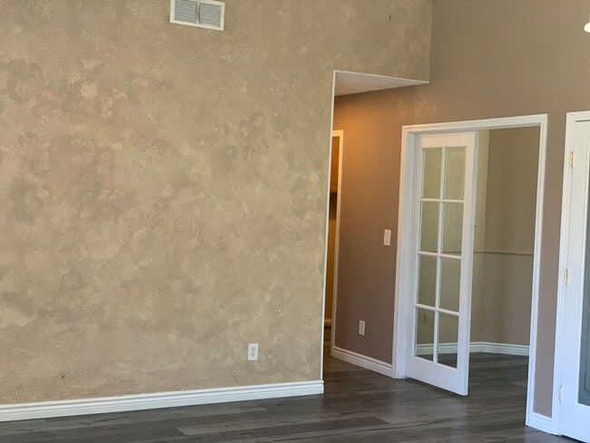 Building Photo - Charming 2 Bedroom + Office Home for Rent in Sacramento