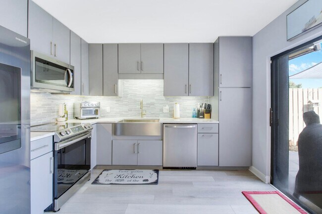Building Photo - 912 9th Ct
