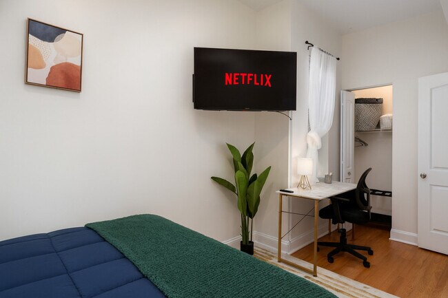 Building Photo - 2721 W Congress Pkwy