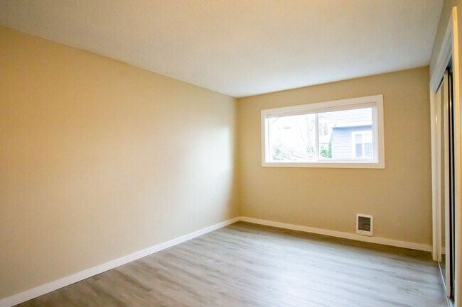 Building Photo - Stunningly Renovated Spacious 2-Bed w/Built-ins, DW, WD, Parking + More!