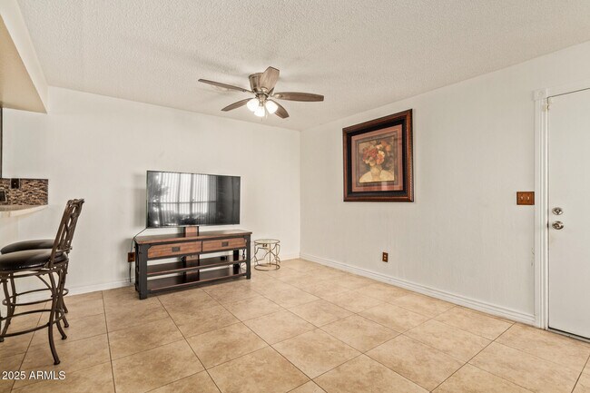 Building Photo - 501 E Topeka Dr