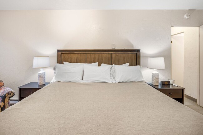 Building Photo - Downtown Anchorage Two Bedroom Two Bath (102)