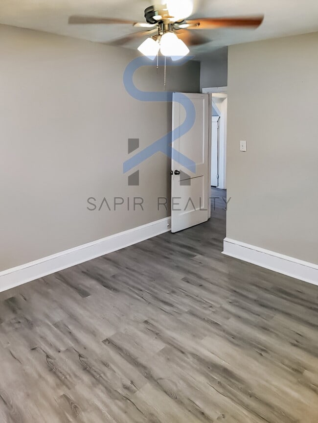 Building Photo - Move in before November 30th and choose yo...