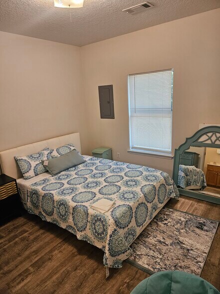 2nd room. Called the Teal room - 15913 Adam Rd