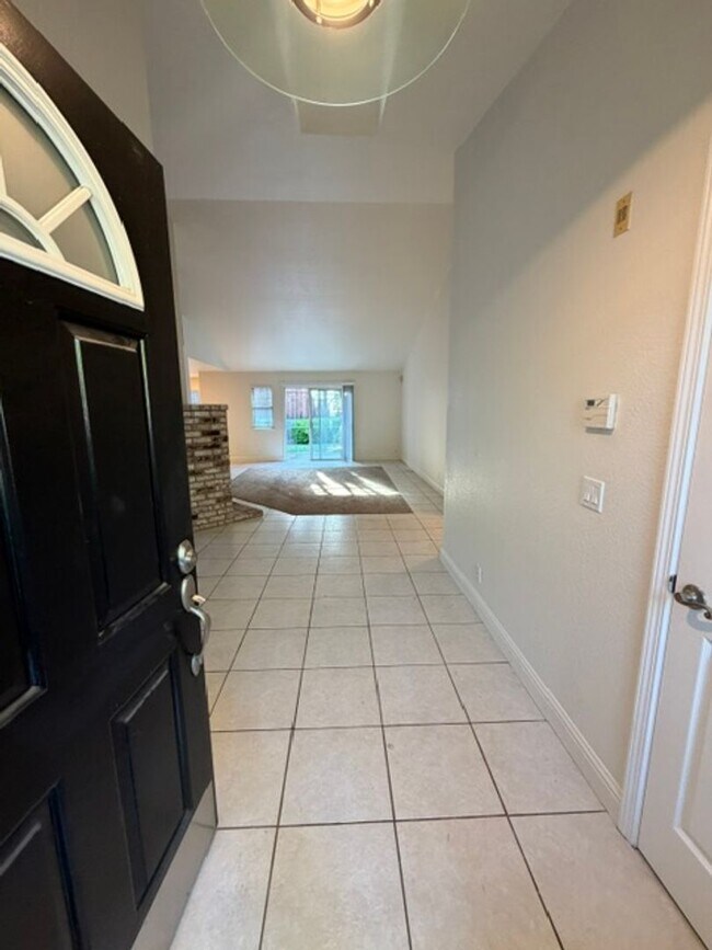 Building Photo - Beautiful Freshly Painted 3 Bedroom and 2 Bathroom Home in Carmichael $2,995.00 + Water